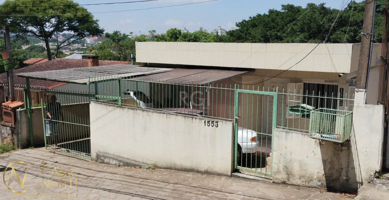 Casa à venda com 4 quartos, 150m², 3 vagas, Avenida Vicente Monteggia no bairro Cavalhada em Porto Alegre