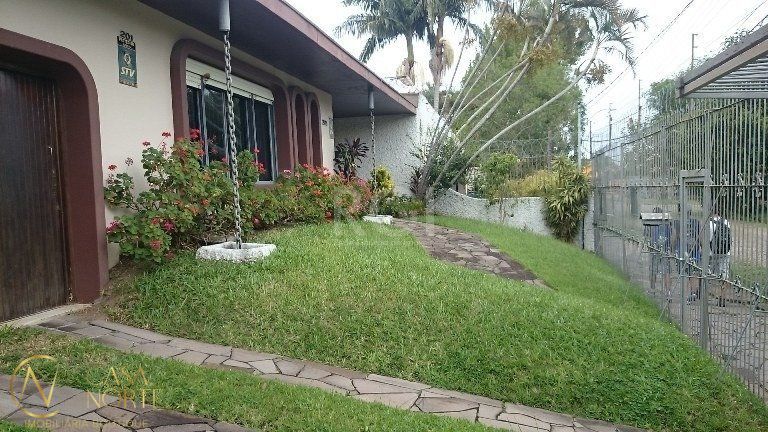 Casa à venda com 4 quartos, 464m², 2 suítes, 2 vagas, Rua Jacipuia no bairro Guarujá em Porto Alegre