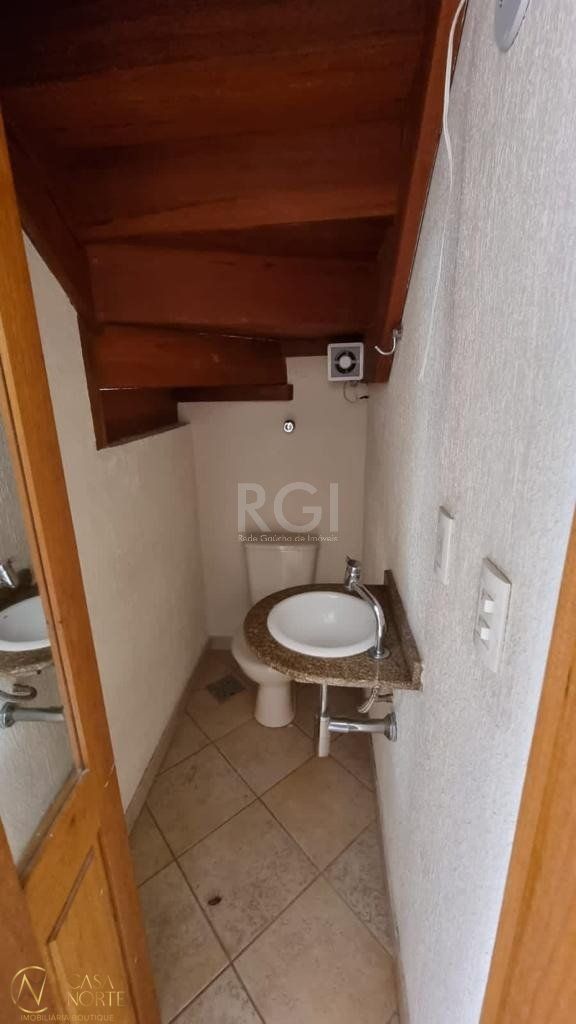 Sobrado à venda com 3 quartos, 130m², 1 suíte, 2 vagas, Avenida Edgar Pires de Castro no bairro Hípica em Porto Alegre