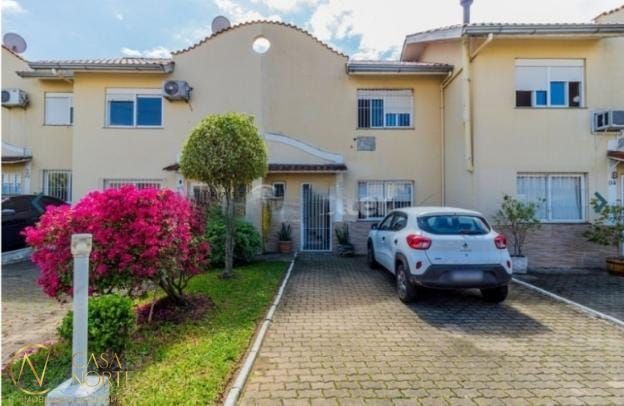 Sobrado à venda com 2 quartos, 118m², 2 vagas, Avenida Edgar Pires de Castro no bairro Hípica em Porto Alegre