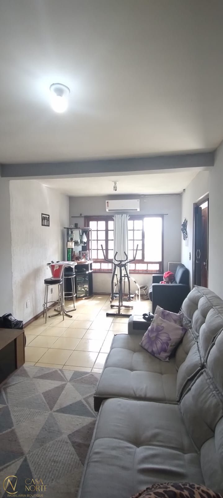 Casa à venda com 4 quartos, 120m², 1 suíte, 2 vagas, Rua Jóia no bairro Vila Nova em Porto Alegre