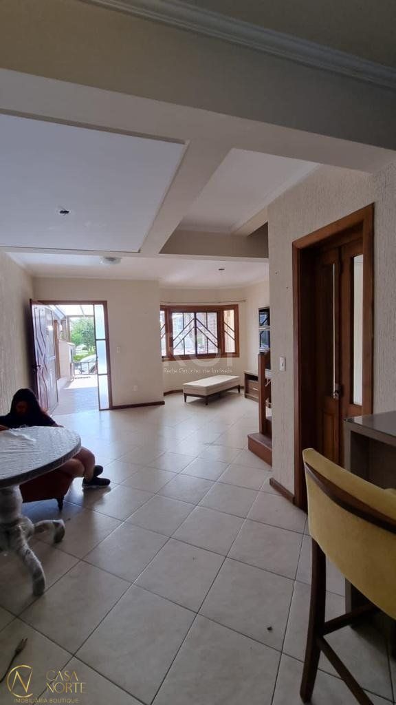 Sobrado à venda com 3 quartos, 130m², 1 suíte, 2 vagas, Avenida Edgar Pires de Castro no bairro Hípica em Porto Alegre
