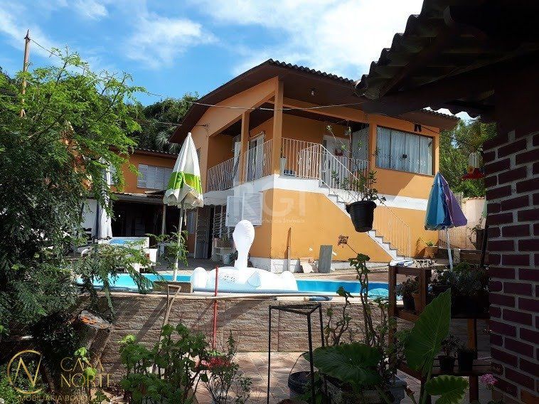 Casa à venda com 4 quartos, 274m², 2 suítes, 5 vagas, Rua José Alves de Castro no bairro Vila Nova em Porto Alegre