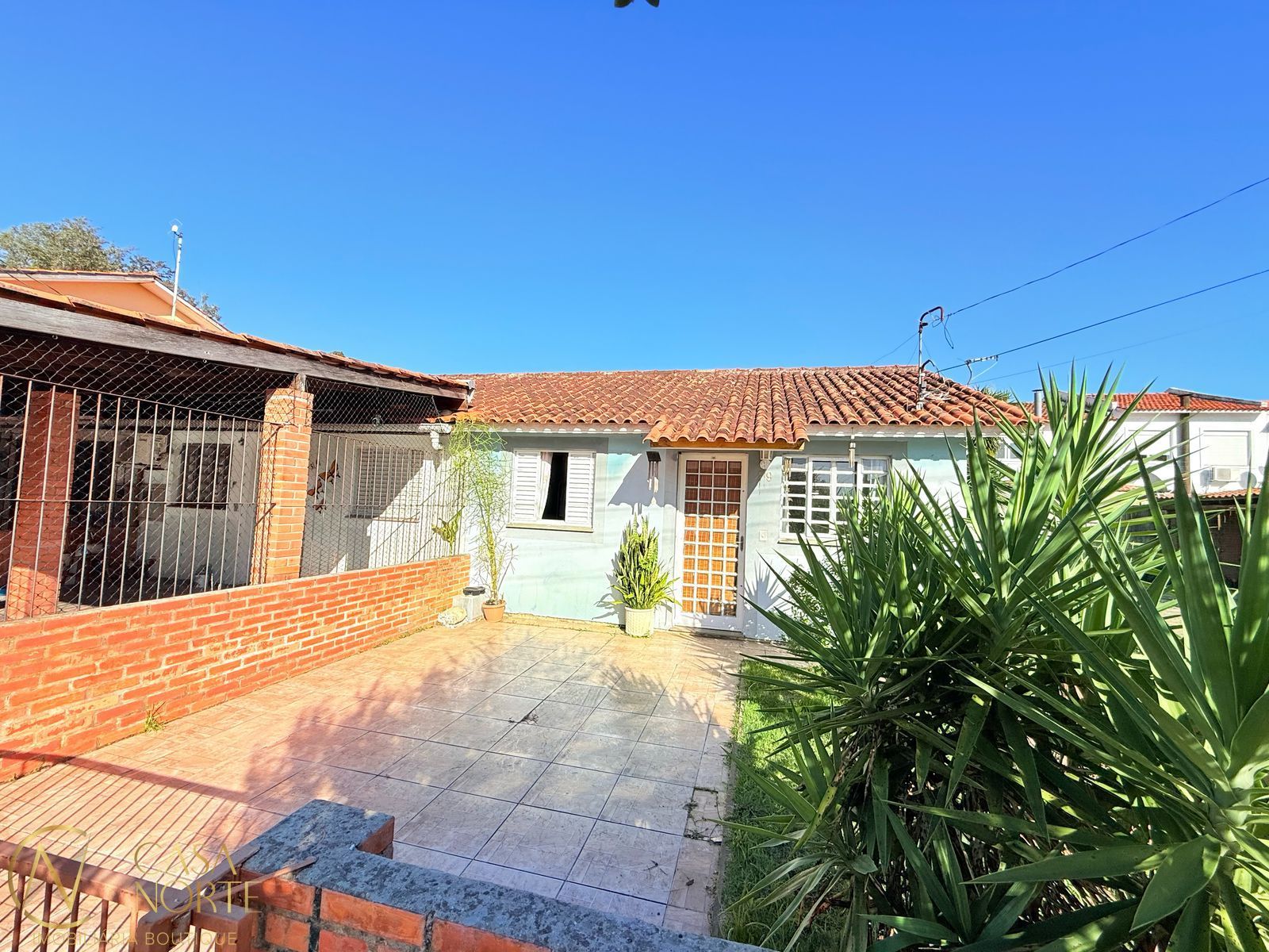 Casa à venda com 2 quartos, 100m², 1 vaga, Avenida Edgar Pires de Castro no bairro Hípica em Porto Alegre