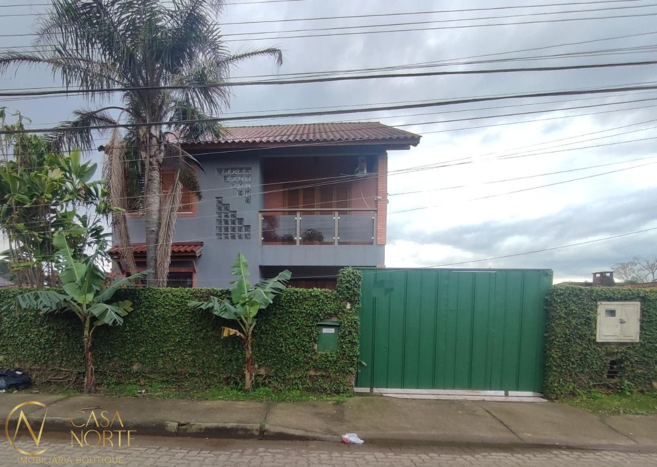 Sobrado à venda com 3 quartos, 411m², 1 suíte, 5 vagas, Rua Stringhini no bairro Hípica em Porto Alegre