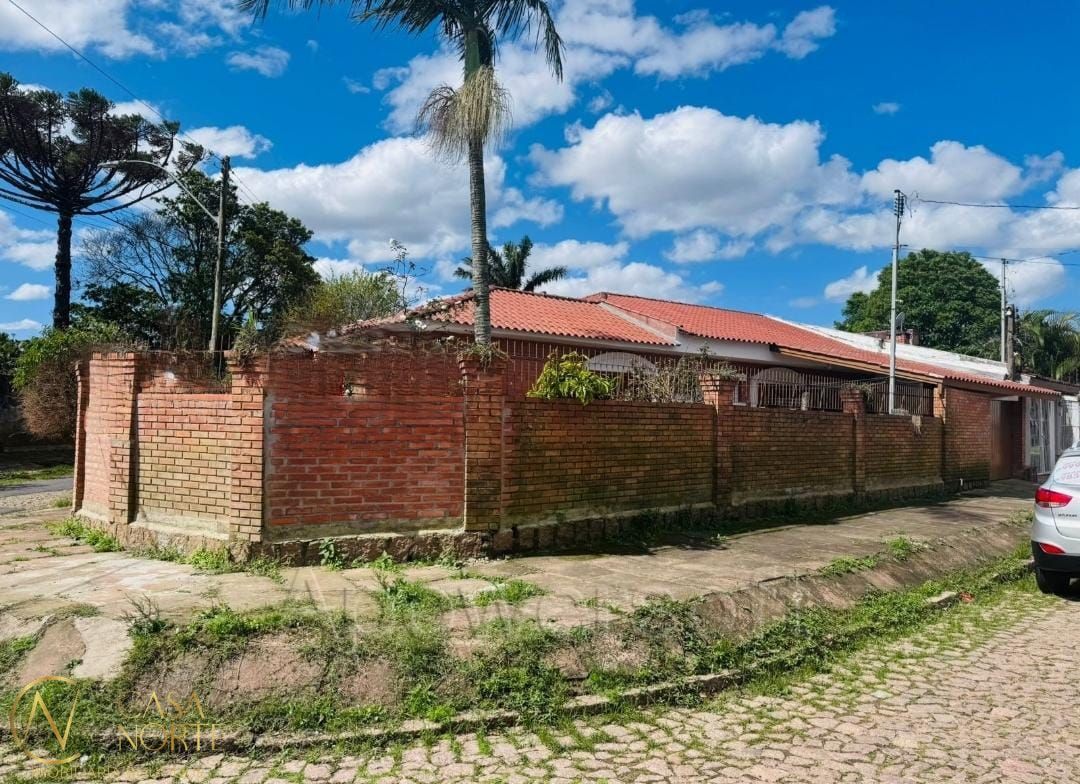 Casa à venda com 3 quartos, 139m², 1 suíte, 2 vagas, Rua Oiampi no bairro Guarujá em Porto Alegre