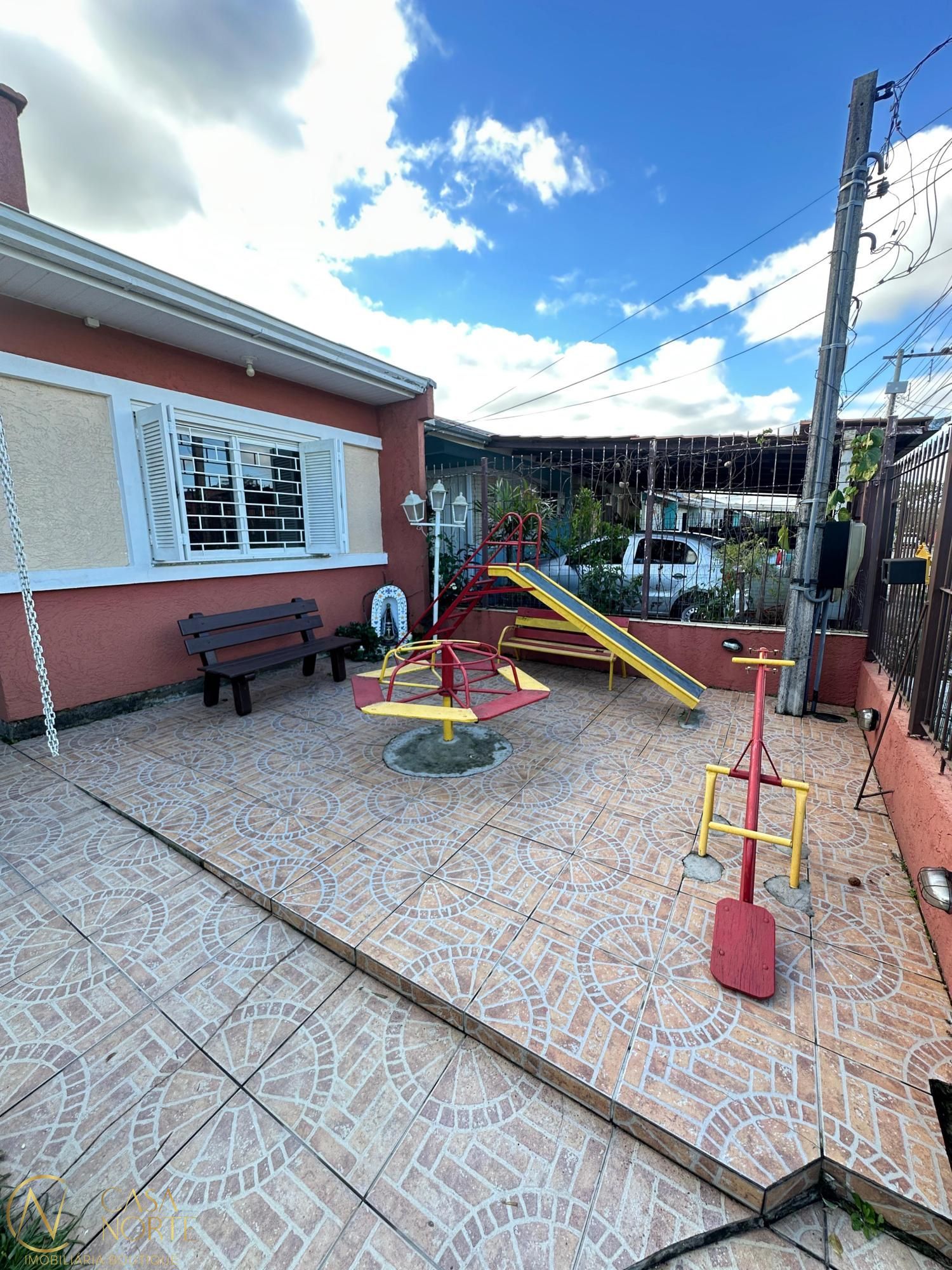 Casa à venda com 4 quartos, 190m², 2 suítes, 4 vagas, Rua Ruth Totta no bairro Hípica em Porto Alegre