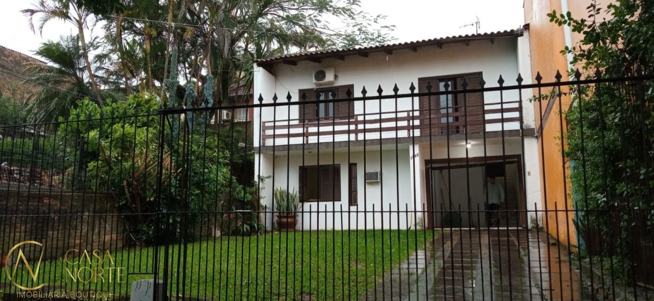 Casa à venda com 5 quartos, 175m², 1 suíte, 5 vagas, Rua Doutor Mário Totta no bairro Tristeza em Porto Alegre