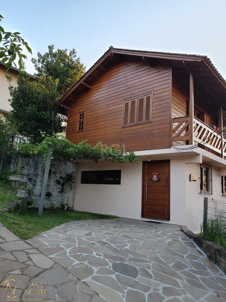 Casa à venda com 5 quartos, 300m², 4 vagas, Estrada das Furnas no bairro Vila Nova em Porto Alegre
