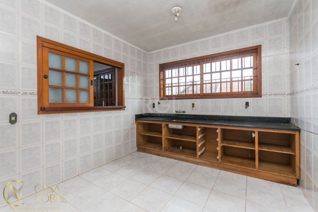 Casa à venda com 3 quartos, 302m², 1 suíte, 2 vagas, Rua Kyve T. Knijnik no bairro Espírito Santo em Porto Alegre