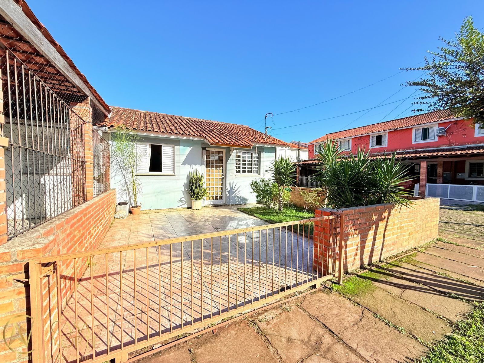 Casa à venda com 2 quartos, 100m², 1 vaga, Avenida Edgar Pires de Castro no bairro Hípica em Porto Alegre