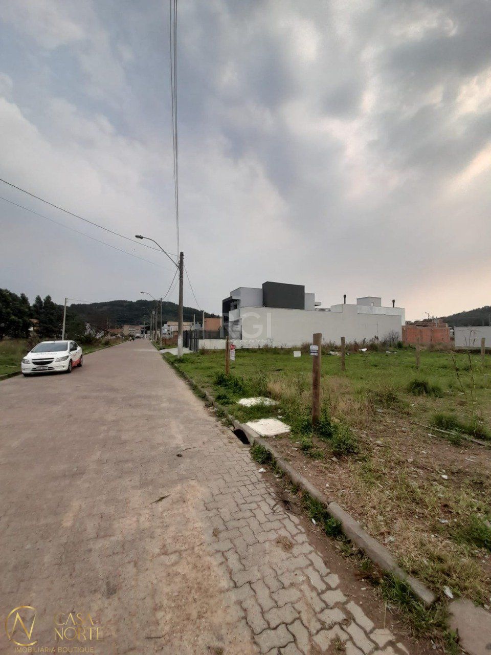 Terreno à venda  com 300m², Rua Jorge Babot Miranda no bairro Aberta dos Morros em Porto Alegre