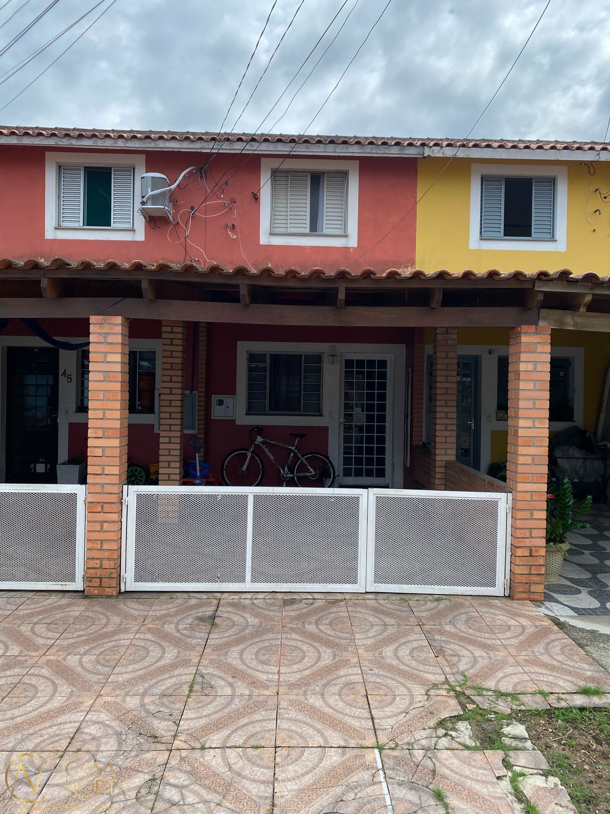 Sobrado à venda com 2 quartos, 78m², 1 vaga, Avenida Edgar Pires de Castro no bairro Hípica em Porto Alegre