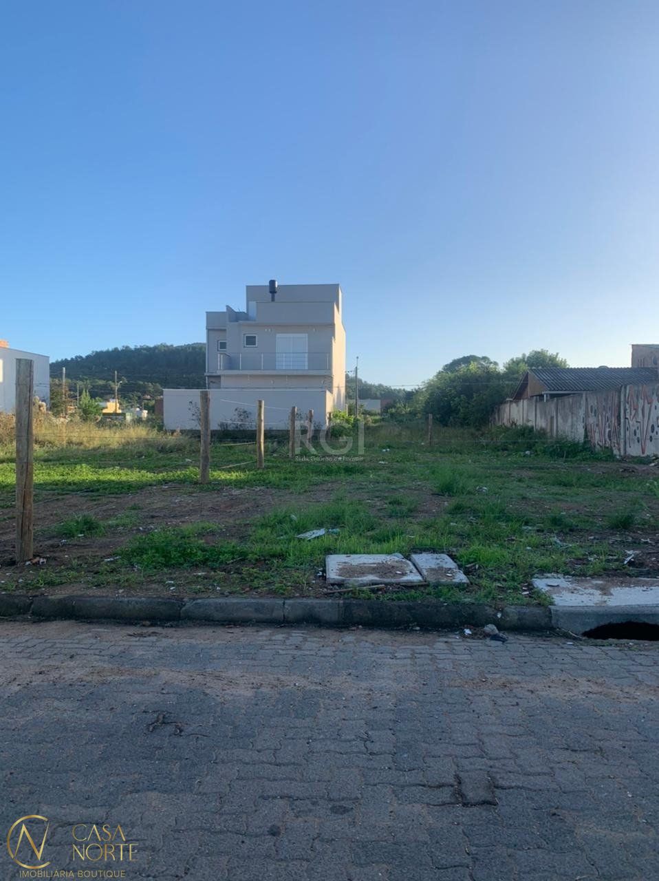 Terreno à venda  com 300m², Rua Jorge Babot Miranda no bairro Aberta dos Morros em Porto Alegre