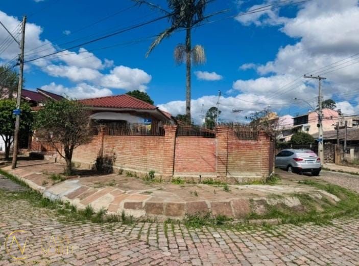 Casa à venda com 3 quartos, 139m², 1 suíte, 2 vagas, Rua Oiampi no bairro Guarujá em Porto Alegre