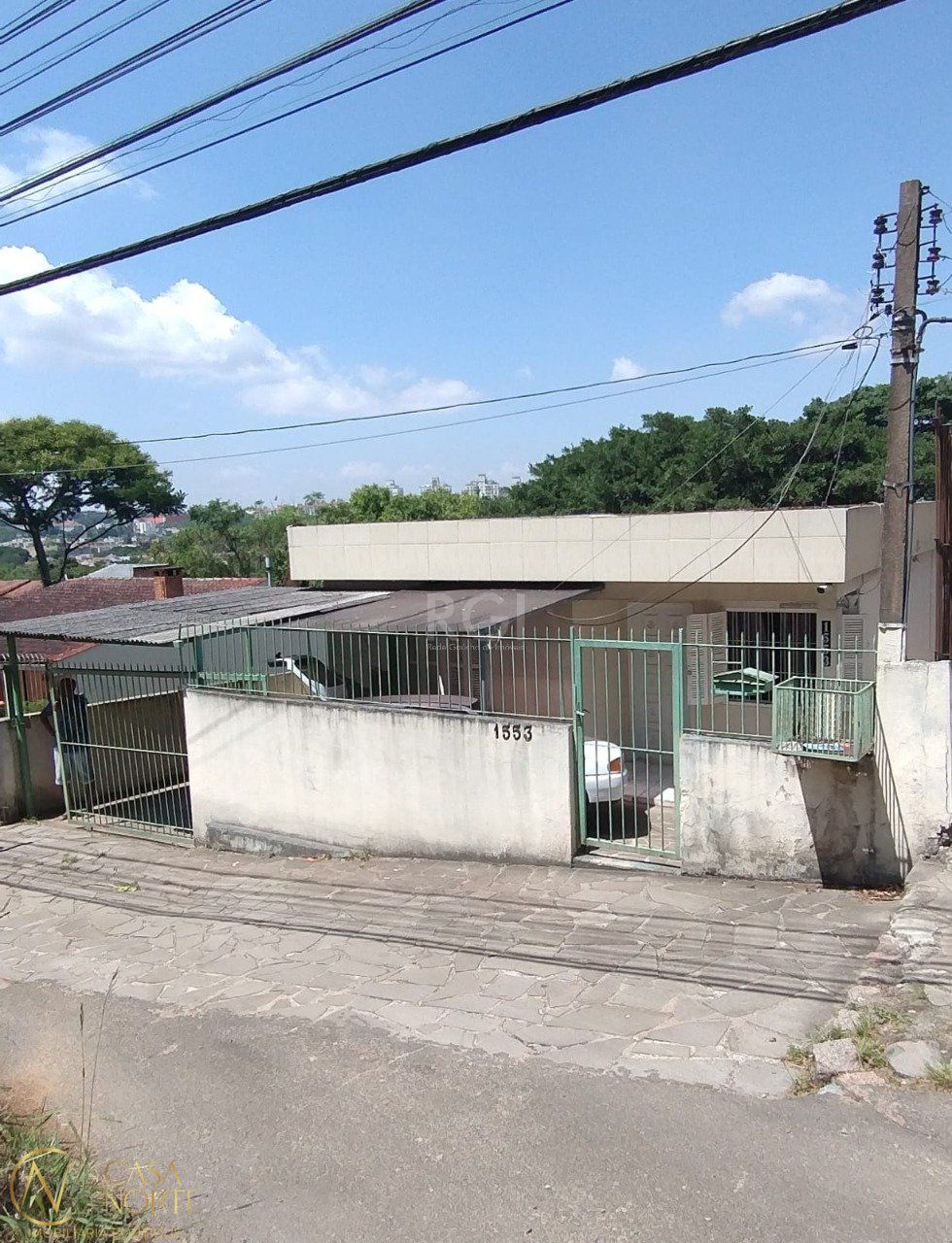 Casa à venda com 4 quartos, 150m², 3 vagas, Avenida Vicente Monteggia no bairro Cavalhada em Porto Alegre