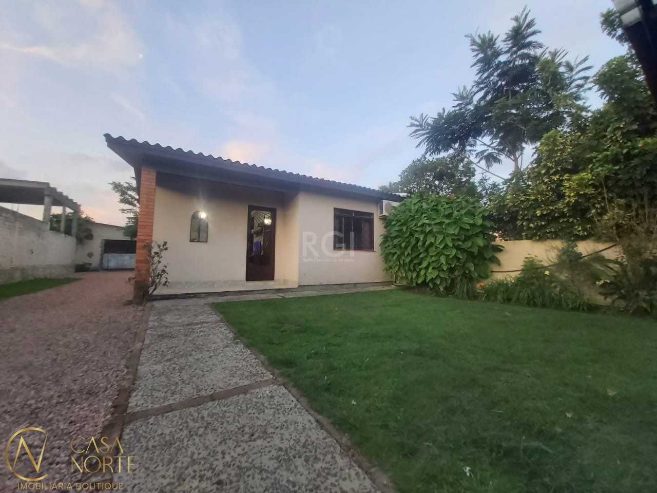 Casa à venda com 3 quartos, 110m², 4 vagas, Estrada Barro Vermelho no bairro Restinga em Porto Alegre