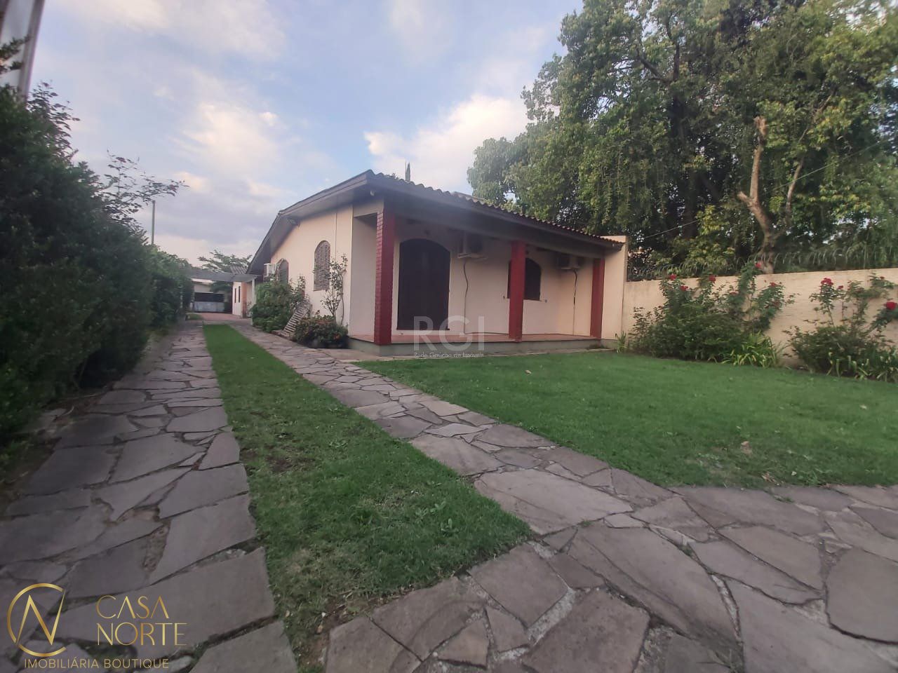 Casa à venda com 3 quartos, 110m², 4 vagas, Estrada Barro Vermelho no bairro Restinga em Porto Alegre