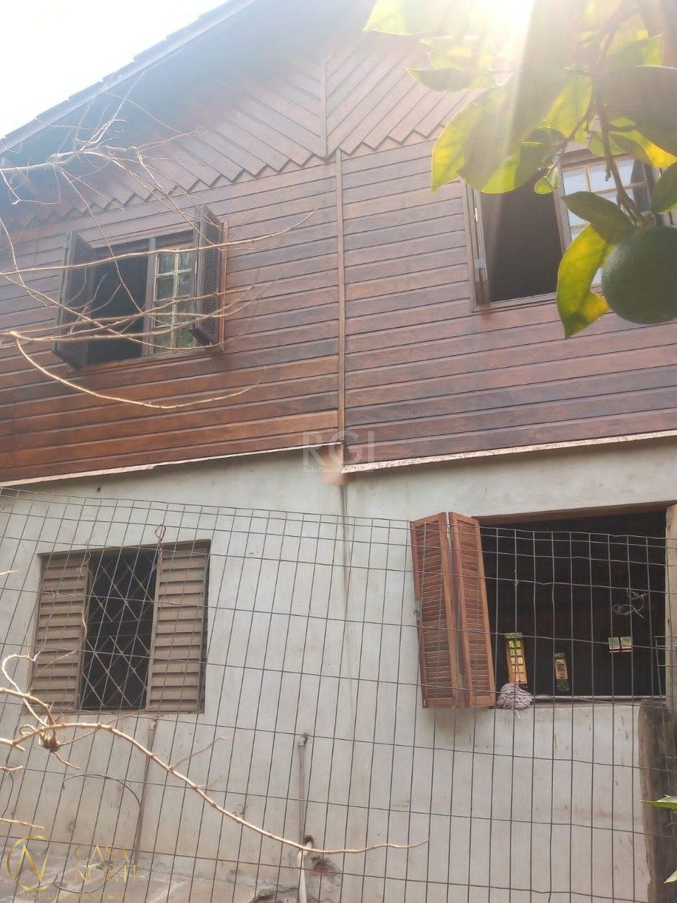 Casa à venda com 4 quartos, 150m², 2 vagas, Rua Marquês do Maricá no bairro Vila Nova em Porto Alegre