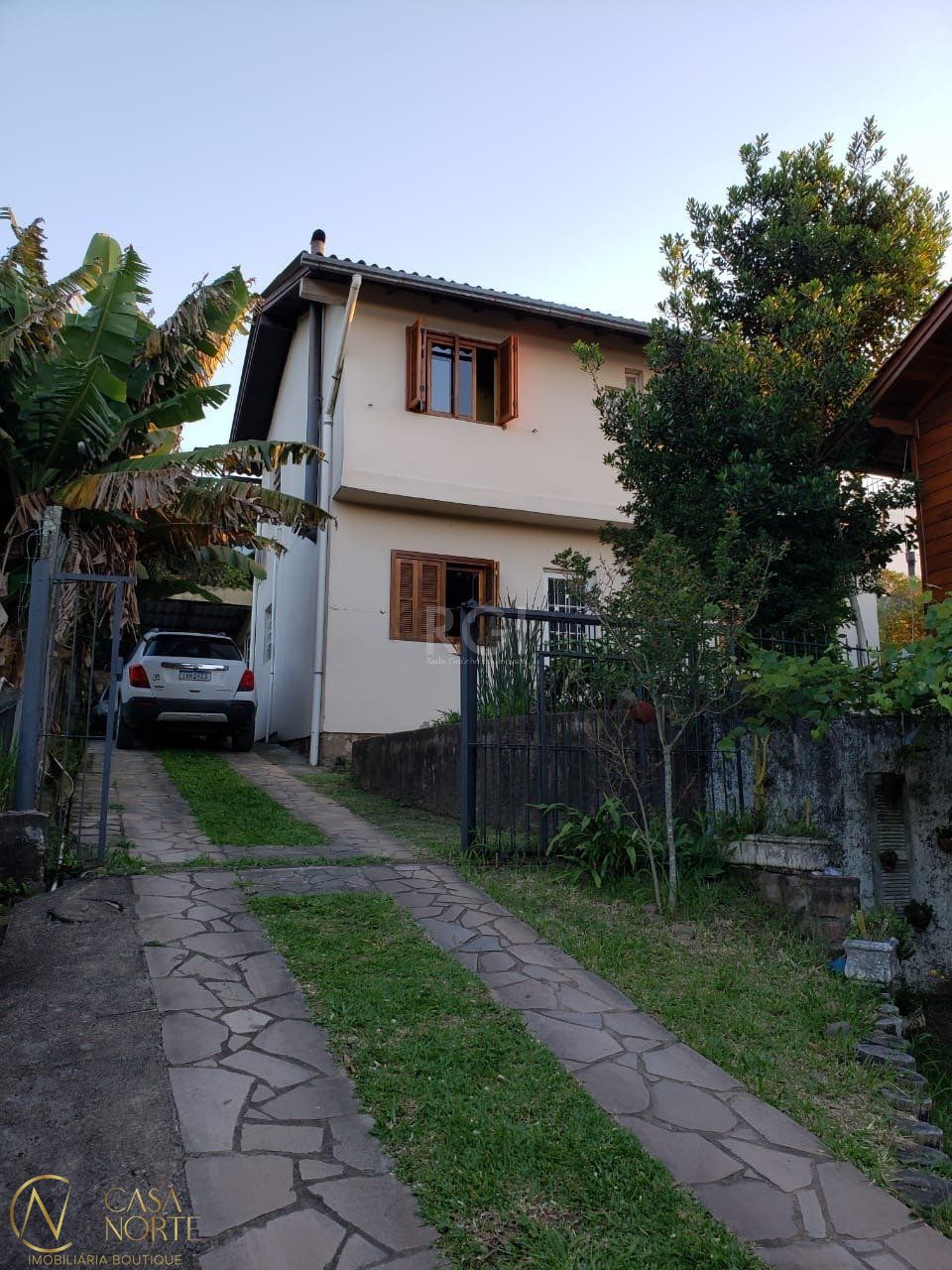 Casa à venda com 5 quartos, 300m², 4 vagas, Estrada das Furnas no bairro Vila Nova em Porto Alegre