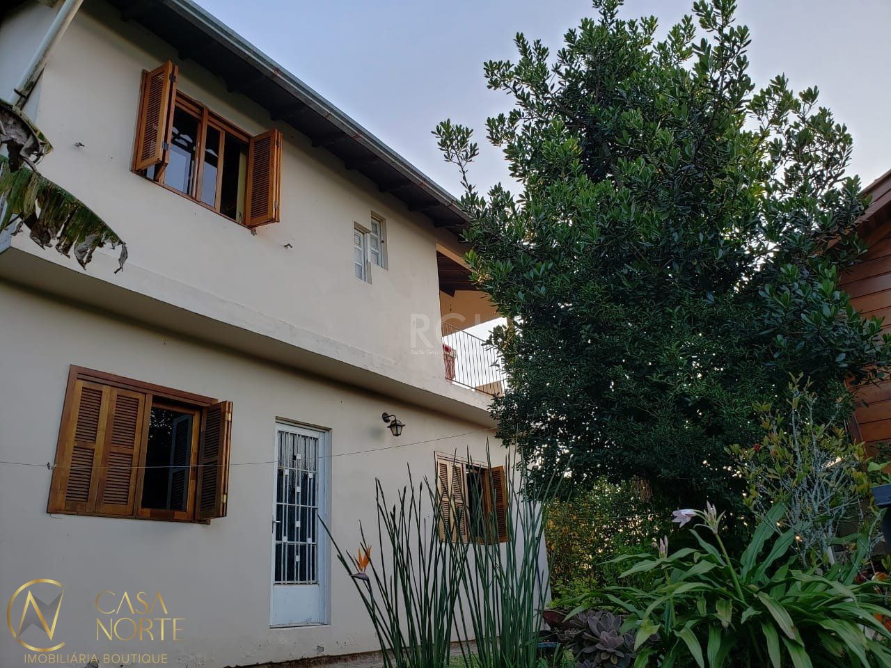 Casa à venda com 5 quartos, 300m², 4 vagas, Estrada das Furnas no bairro Vila Nova em Porto Alegre