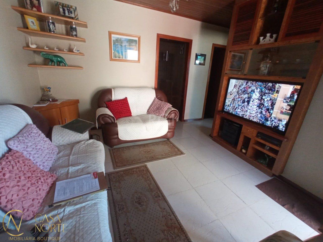 Casa à venda com 3 quartos, 300m², 1 vaga, Rua Oswaldo Goidanich no bairro Vila Nova em Porto Alegre