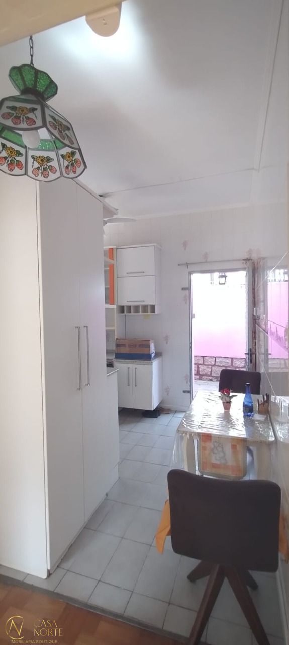 Casa à venda com 5 quartos, 206m², 1 suíte, 4 vagas, Rua Januário Scalzilli no bairro Santa Tereza em Porto Alegre