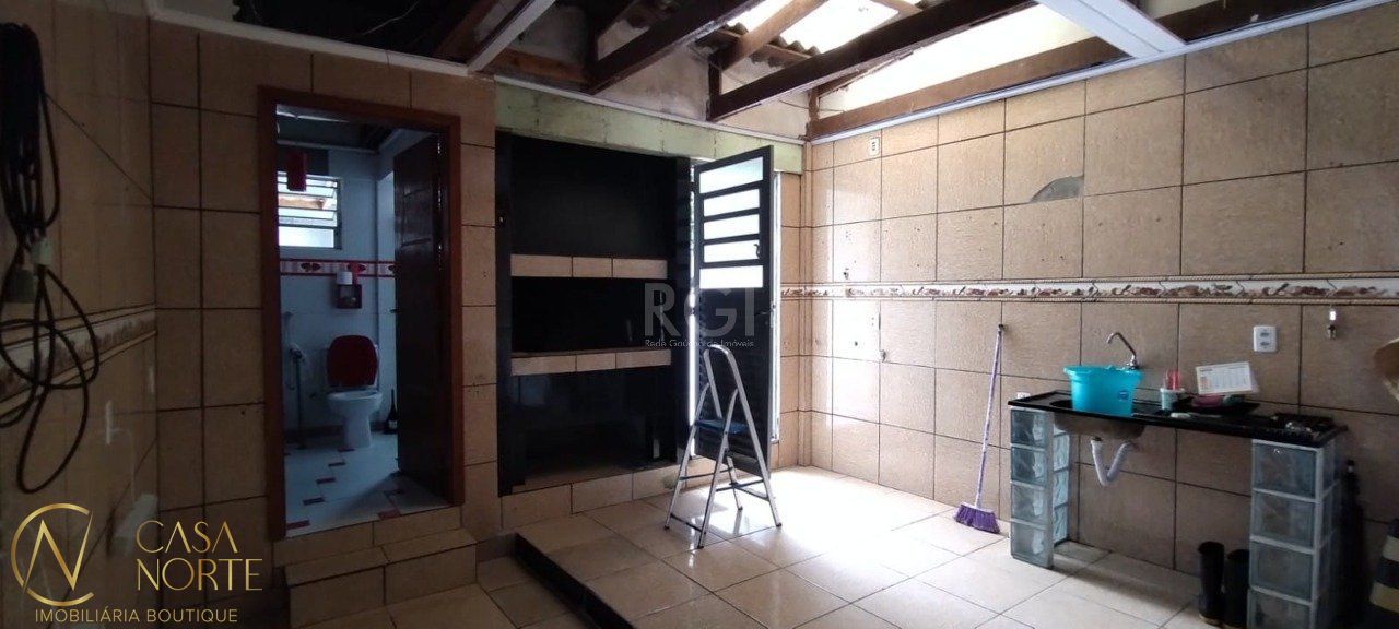 Casa à venda com 7 quartos, 200m², 1 suíte, 5 vagas, Rua Cirilo Leite Torres no bairro Espírito Santo em Porto Alegre