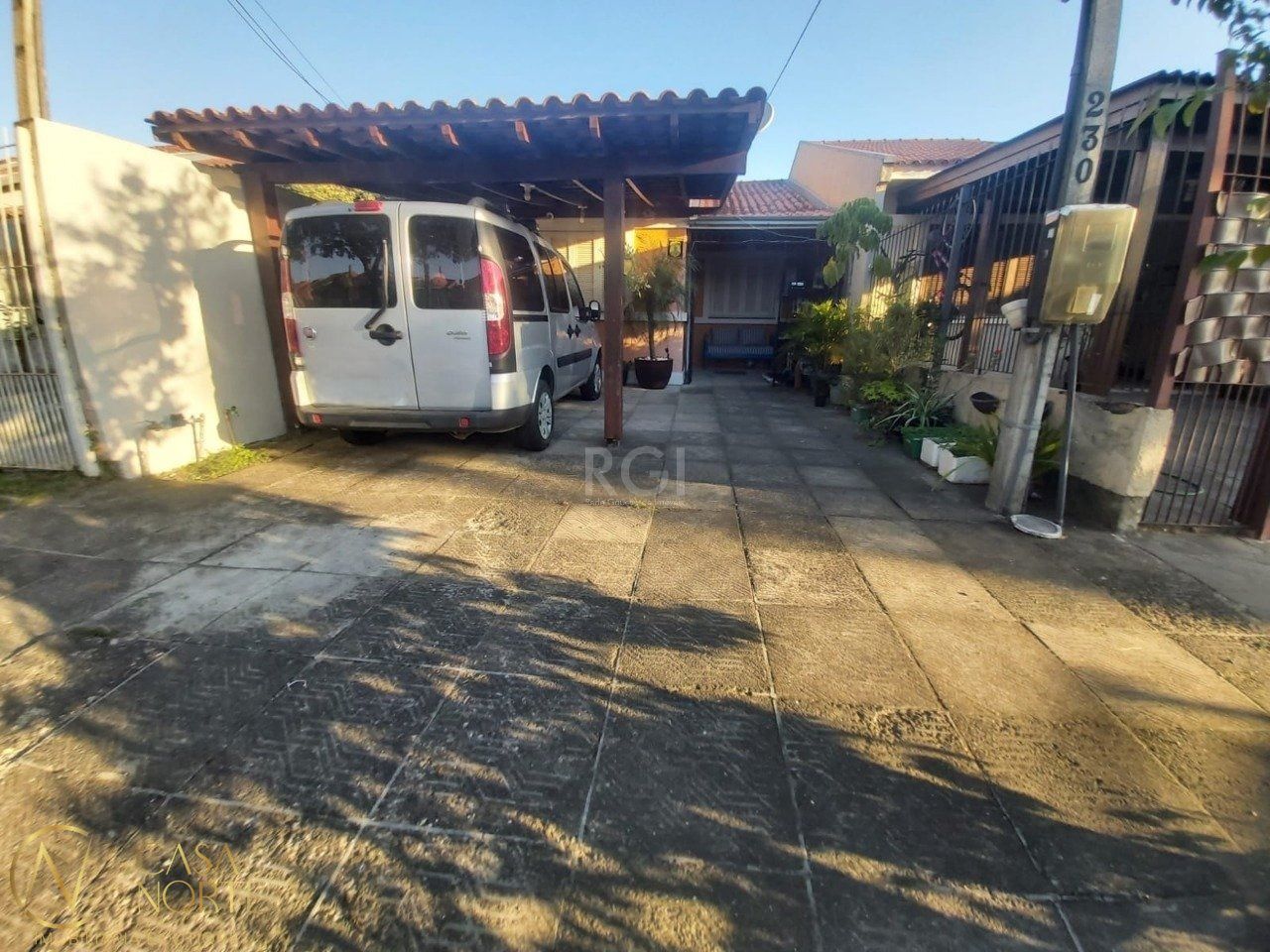 Casa à venda com 3 quartos, 60m², 2 vagas, Rua Irmão Firmino Biazus no bairro Hípica em Porto Alegre