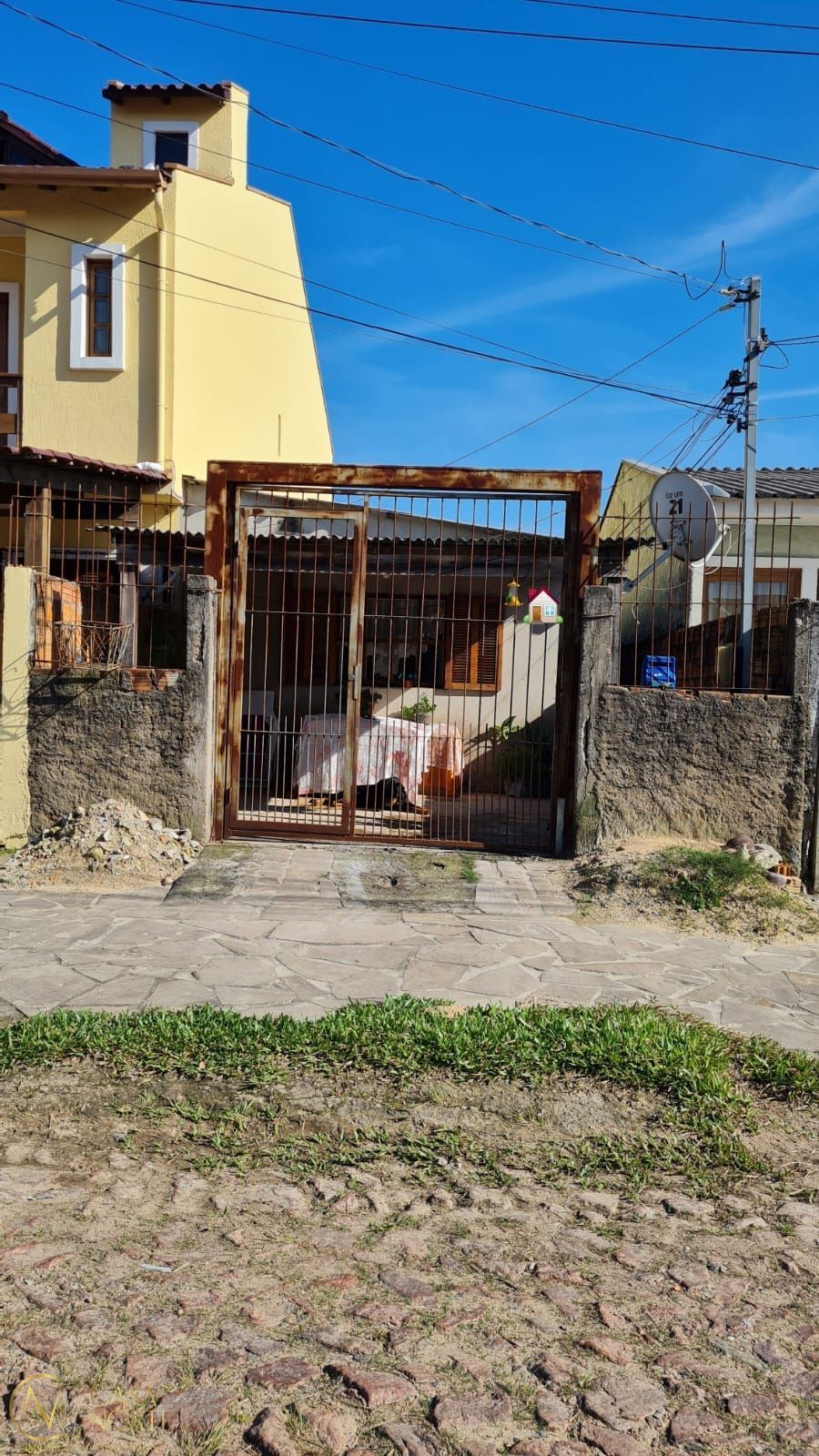 Casa à venda com 2 quartos, 63m², 1 vaga, Rua Mário Vieira Marques no bairro Hípica em Porto Alegre