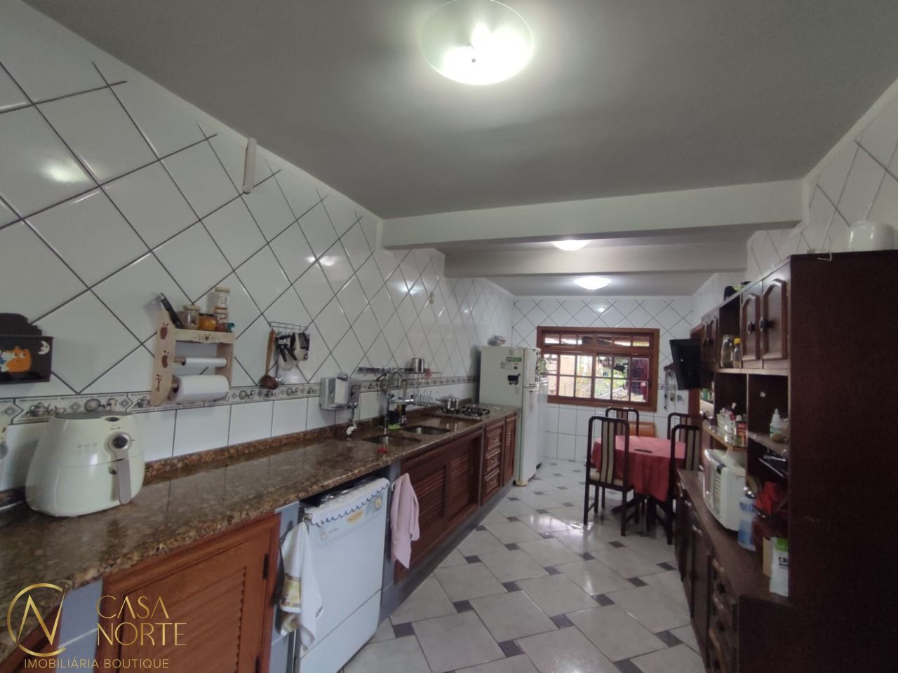 Sobrado à venda com 3 quartos, 411m², 1 suíte, 5 vagas, Rua Stringhini no bairro Hípica em Porto Alegre