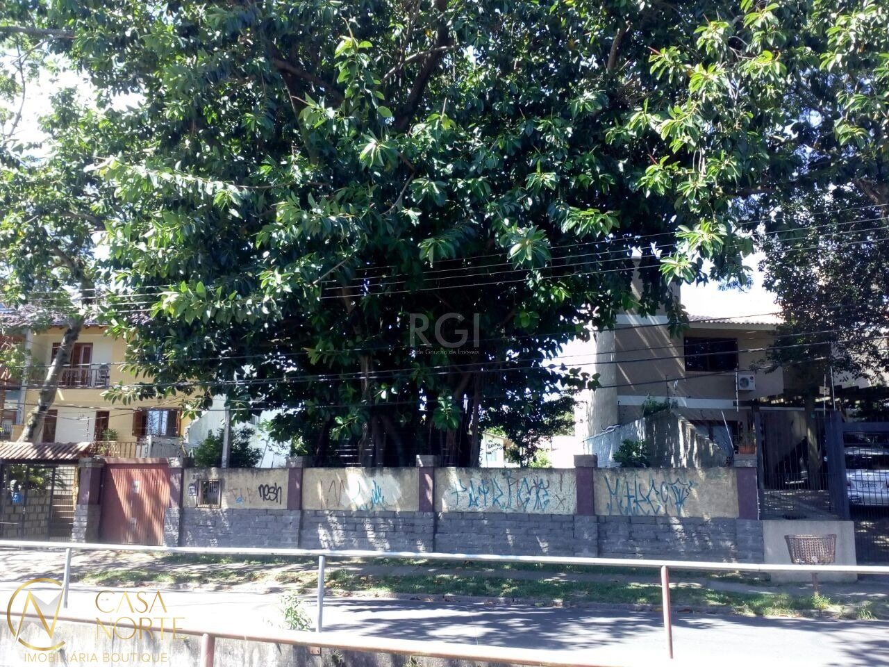 Casa à venda com 1 quarto, 51m², 2 vagas, Avenida Guarujá no bairro Guarujá em Porto Alegre