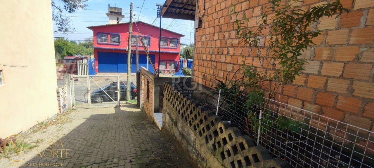 Casa à venda com 3 quartos, 110m², 4 vagas, Rua Alberto Moraes no bairro Belém Novo em Porto Alegre