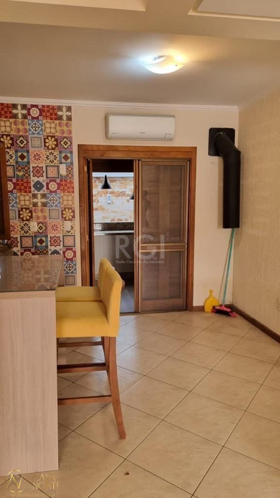 Sobrado à venda com 3 quartos, 130m², 1 suíte, 2 vagas, Avenida Edgar Pires de Castro no bairro Hípica em Porto Alegre