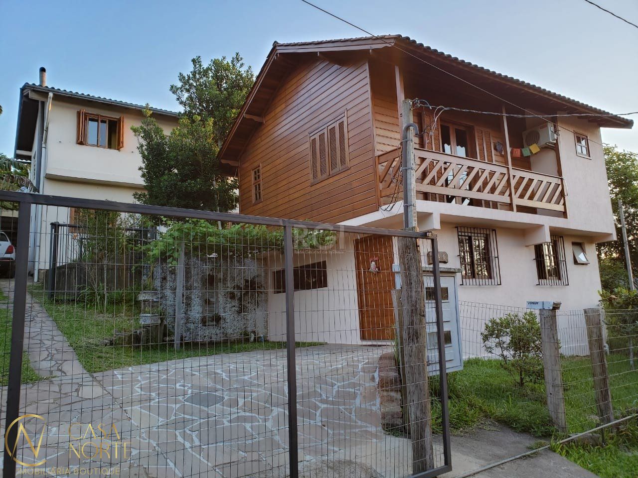 Casa à venda com 5 quartos, 300m², 4 vagas, Estrada das Furnas no bairro Vila Nova em Porto Alegre
