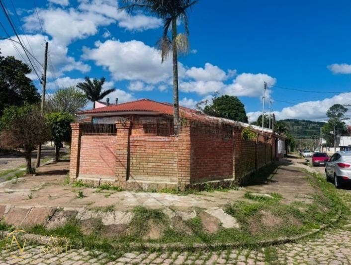 Casa à venda com 3 quartos, 139m², 1 suíte, 2 vagas, Rua Oiampi no bairro Guarujá em Porto Alegre