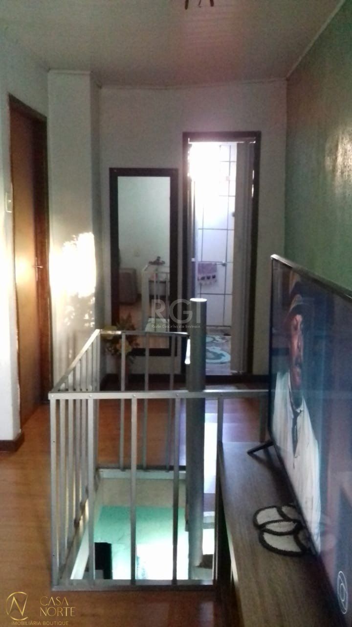 Casa à venda com 4 quartos, 160m², 1 suíte, 4 vagas, Beco dos Rossatos no bairro Campo Novo em Porto Alegre