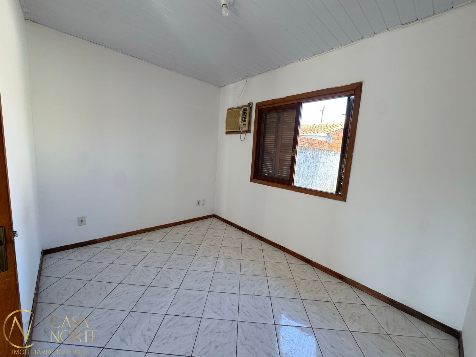 Casa à venda com 2 quartos, 54m², 2 vagas, Rua Irmão Firmino Biazus no bairro Hípica em Porto Alegre