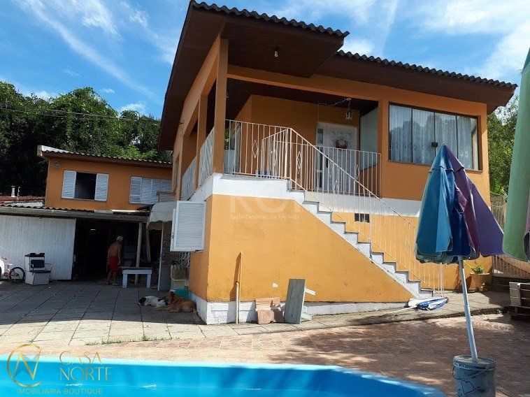 Casa à venda com 4 quartos, 274m², 2 suítes, 5 vagas, Rua José Alves de Castro no bairro Vila Nova em Porto Alegre