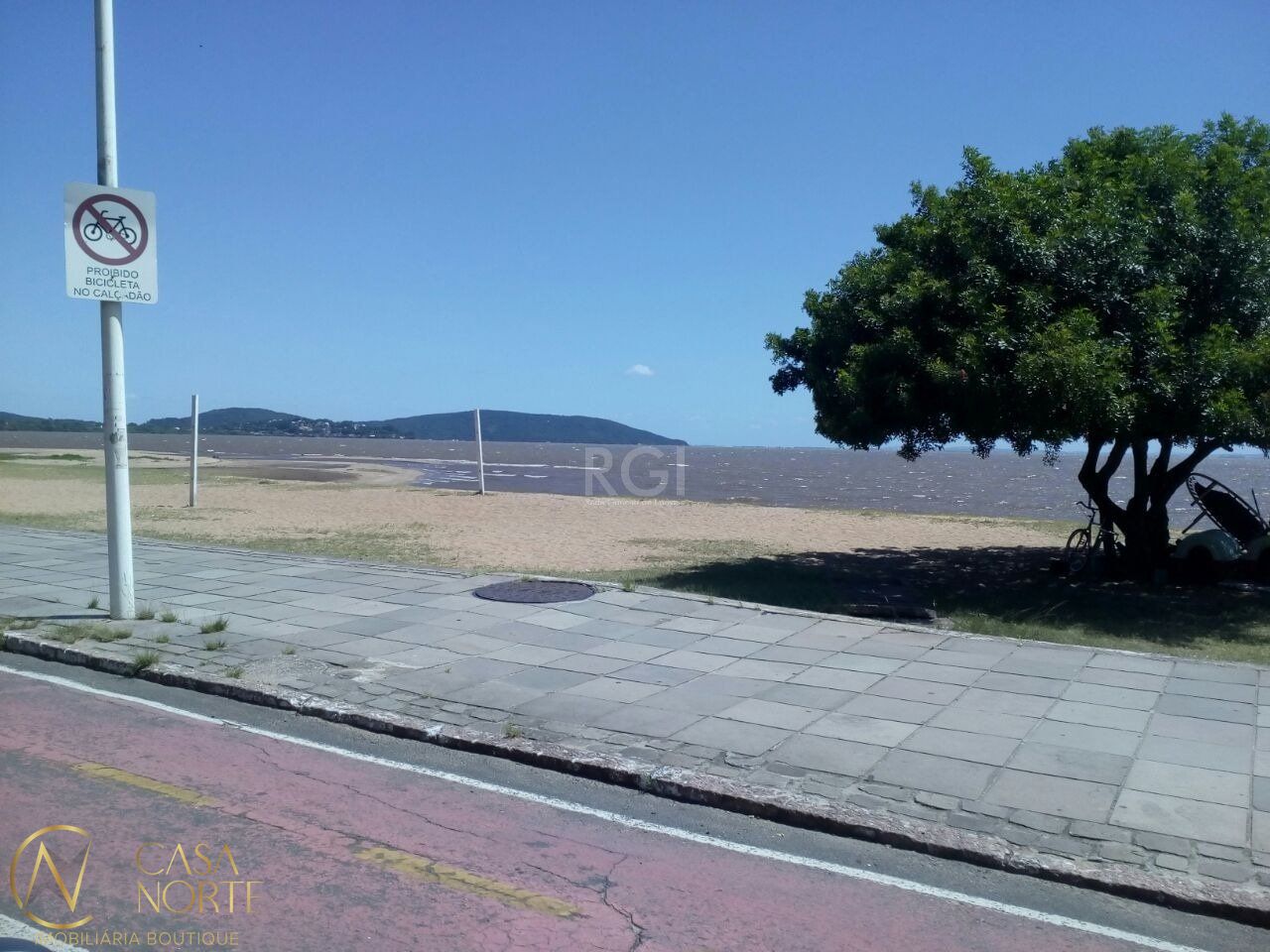 Casa à venda com 1 quarto, 51m², 2 vagas, Avenida Guarujá no bairro Guarujá em Porto Alegre