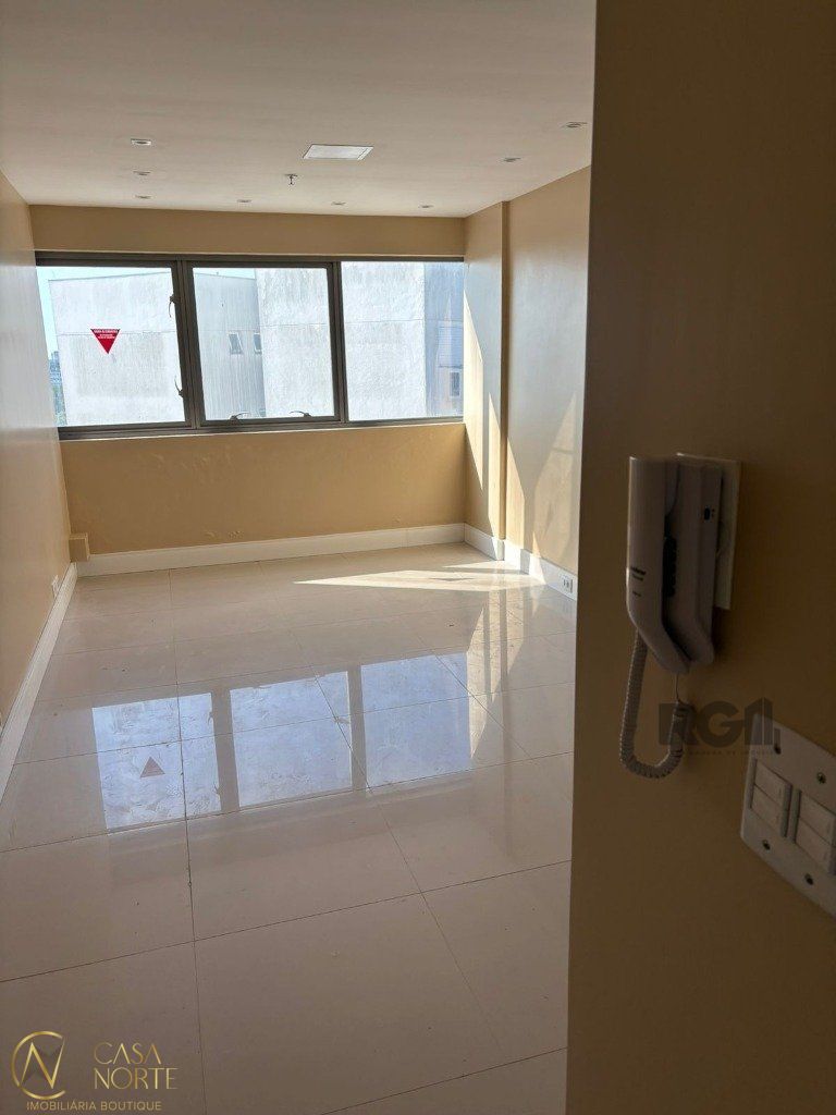 Sala Comercial à venda com 1 quarto, 25m², 1 vaga, Avenida Assis Brasil no bairro São Sebastião em Porto Alegre