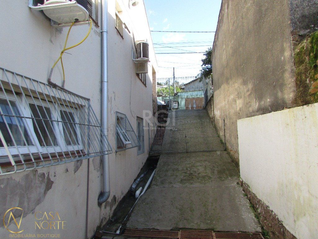 Casa à venda com 3 quartos, 180m², 2 vagas, Rua Thomaz Francisco de Jesus no bairro Jardim Carvalho em Porto Alegre