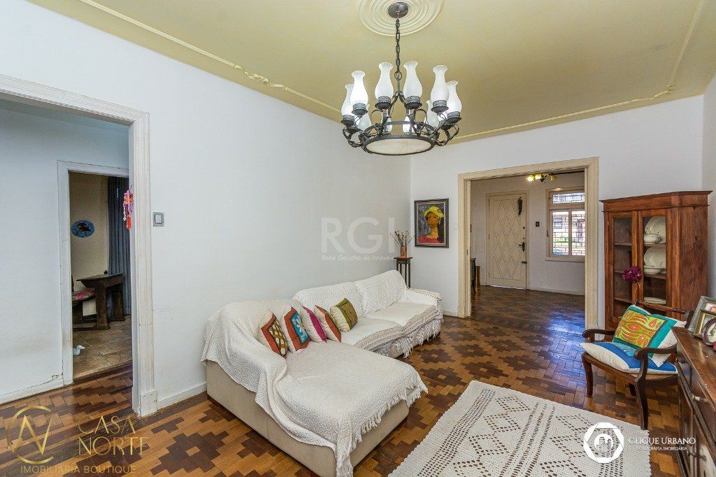 Casa à venda com 3 quartos, 166m², 2 vagas, Rua João Abbott no bairro Petrópolis em Porto Alegre
