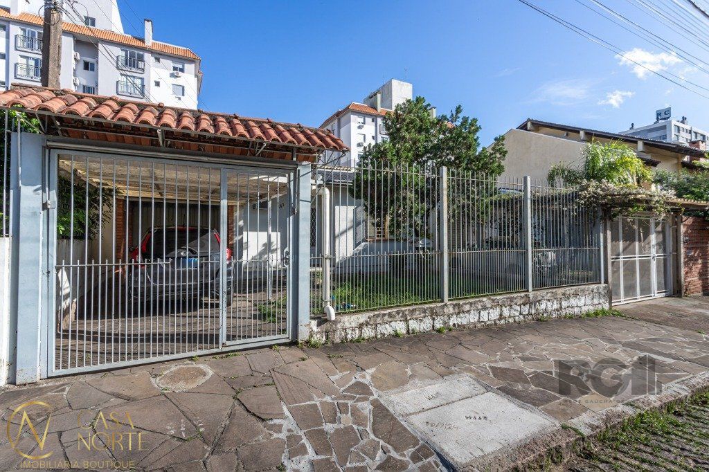 Casa à venda com 2 quartos, 120m², 2 vagas, Rua Doutor Affonso Sanmartin no bairro Jardim do Salso em Porto Alegre