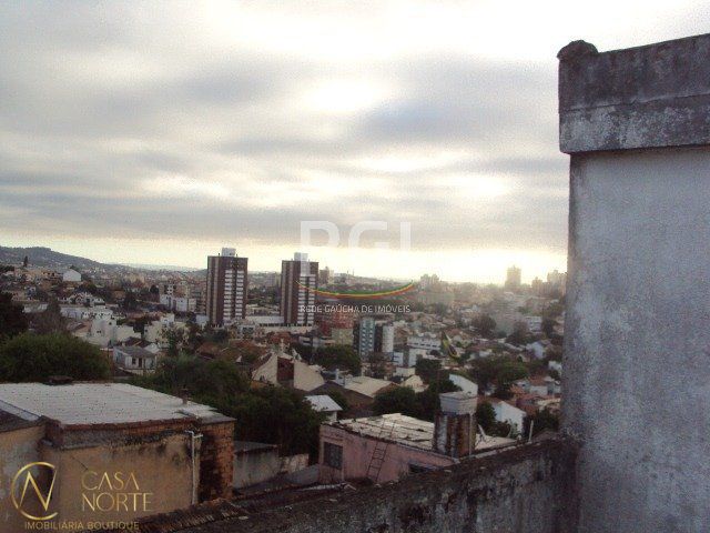 Casa à venda com 5 quartos, 390m², 2 vagas, Rua Barao de Bage no bairro Vila Jardim em Porto Alegre