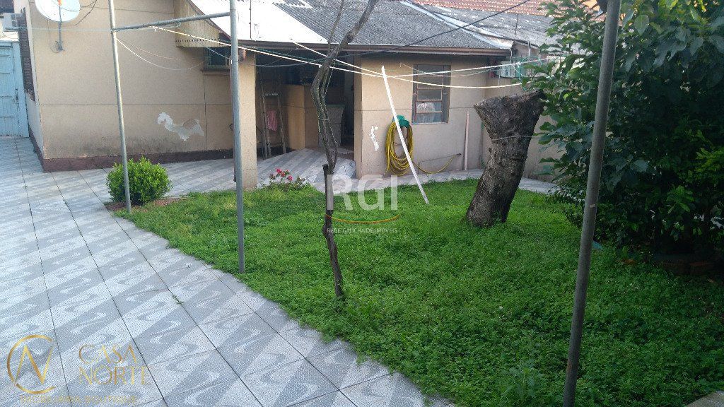 Casa à venda com 3 quartos, 130m², 7 vagas, Rua Toroqua no bairro Passo da Areia em Porto Alegre