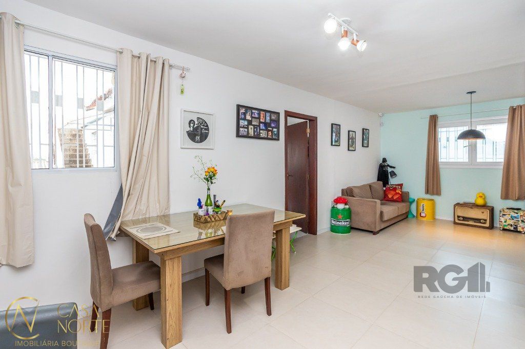 Casa à venda com 3 quartos, 167m², 3 vagas, Rua João Alfredo Mello no bairro Jardim Sabará em Porto Alegre