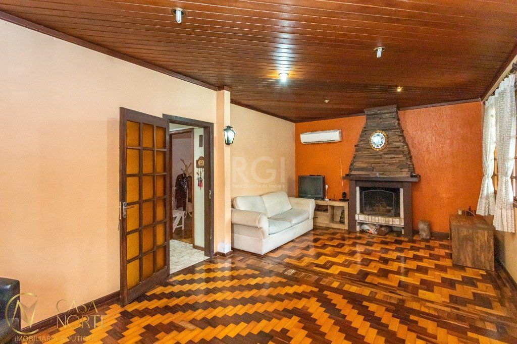Casa à venda com 5 quartos, 197m², 1 suíte, 2 vagas, Rua Roque Gonzales no bairro Jardim  Botânico em Porto Alegre