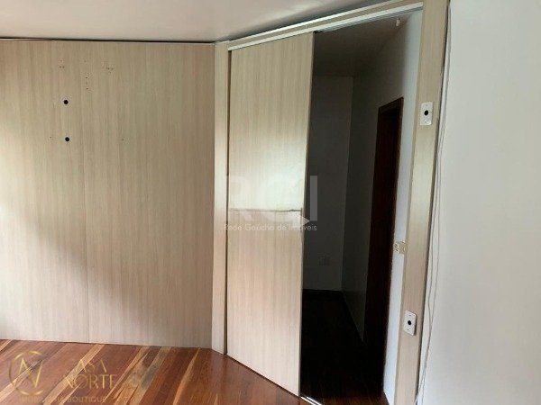 Casa à venda com 3 quartos, 183m², 1 suíte, 3 vagas, Rua Valparaiso no bairro Jardim  Botânico em Porto Alegre