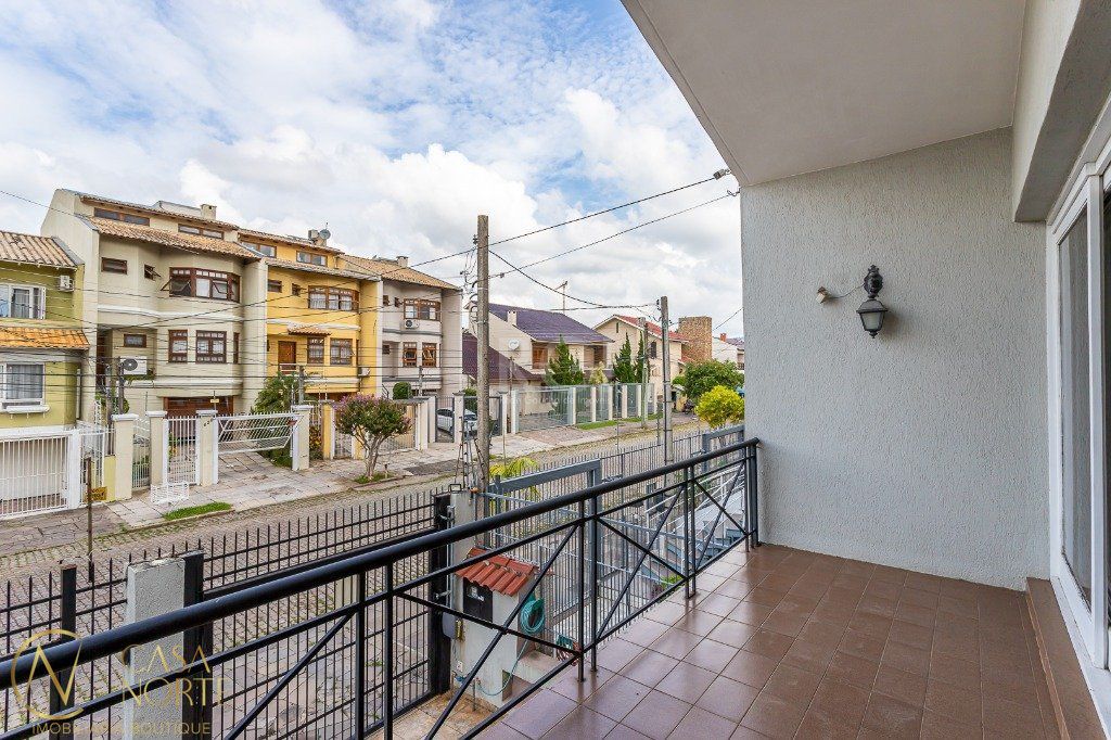 Casa à venda com 3 quartos, 241m², 1 suíte, 3 vagas, Rua Paulo Blaschke no bairro Jardim Itu em Porto Alegre